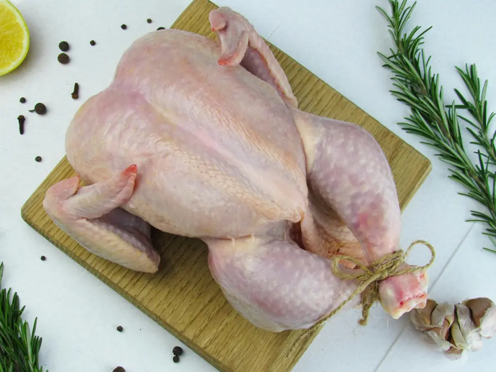 Poulet entier propre, plumé et prêt à cuisiner